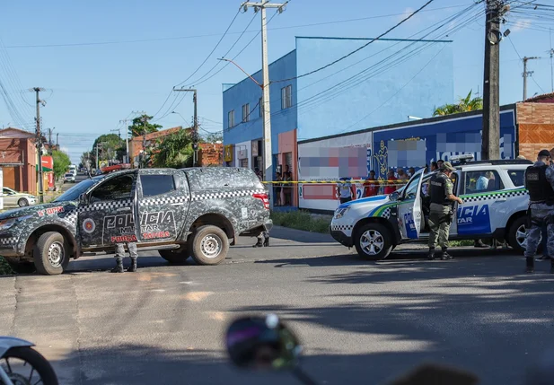 Equipes da PM no local onde a vítima Victor Sales de Oliveira foi executada a tiros