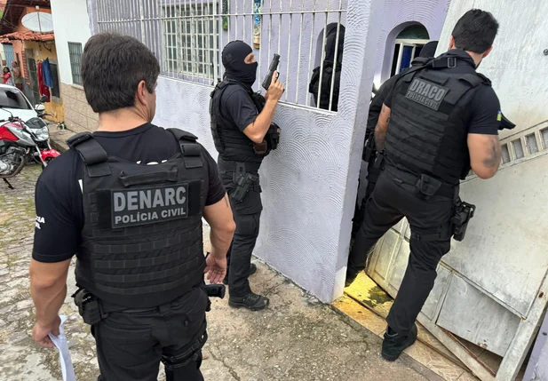 Equipes do Denarc e Draco durante ação na Operação 18