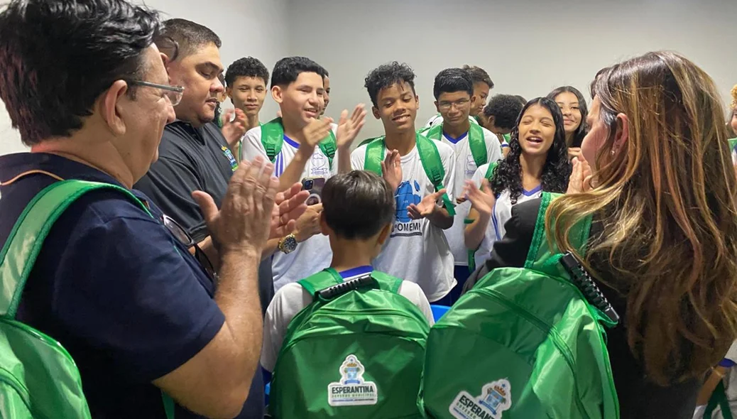 Escola Municipal de Esperantina recebe novos kits escolares
