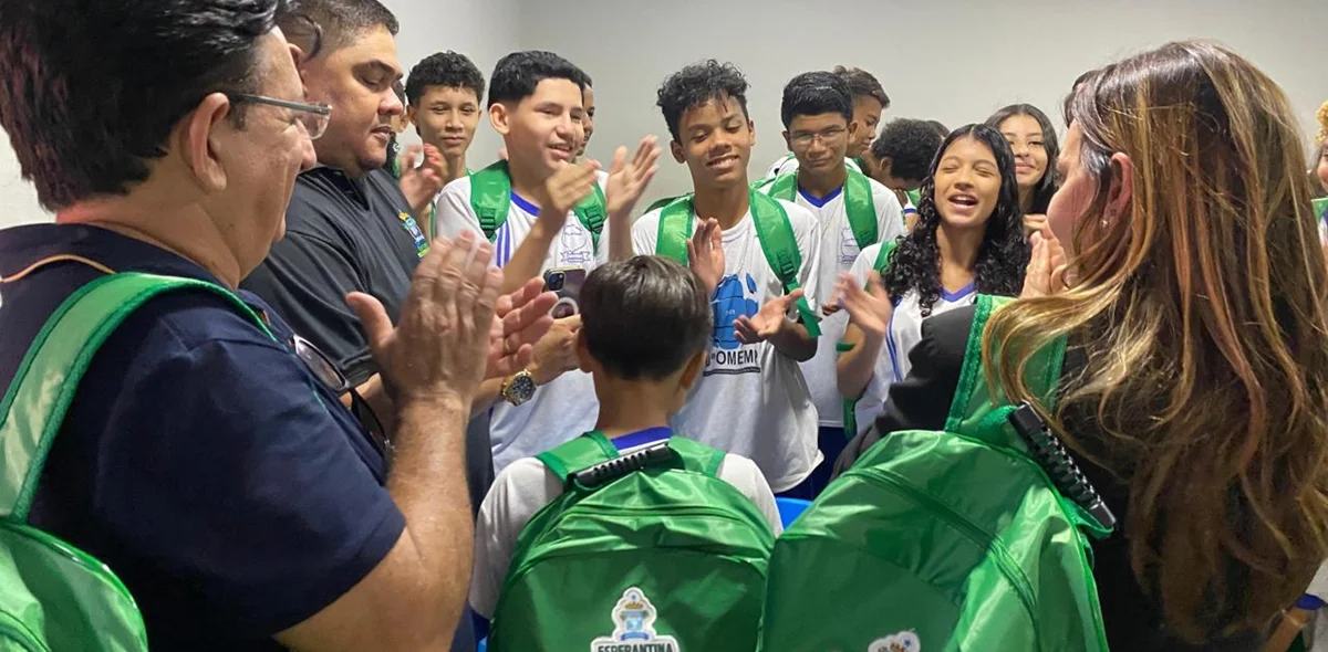 Escola Municipal de Esperantina recebe novos kits escolares
