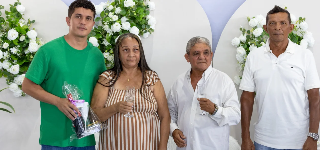 Familiares dos noivos compareceram ao local