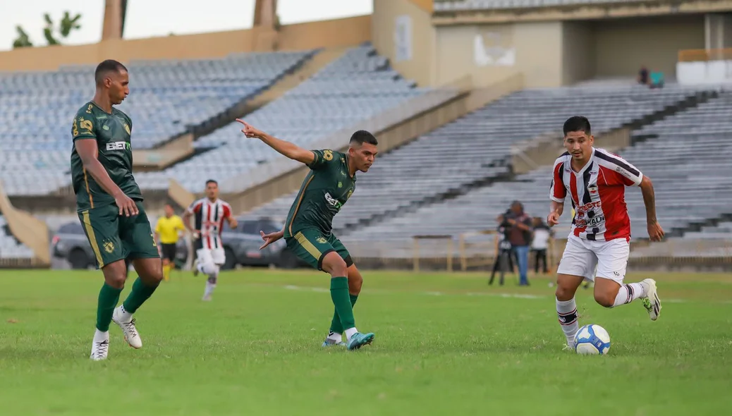 Felipe Pará buscando o ataque para o River contra o Altos