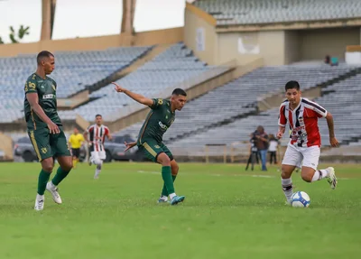 Felipe Pará buscando o ataque para o River contra o Altos