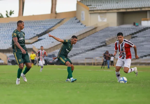 Felipe Pará buscando o ataque para o River contra o Altos