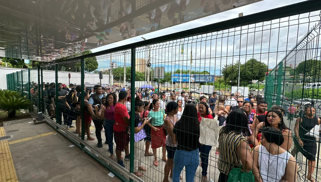 Fila se prolongou para vários quarteirões