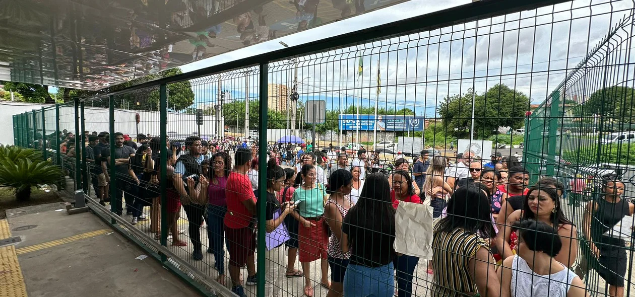 Fila se prolongou para vários quarteirões