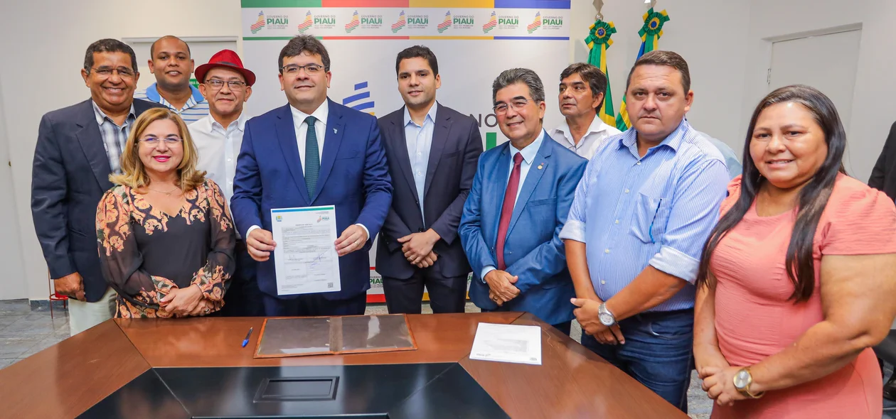 Gestores assinam ordem de serviço