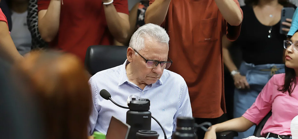 Gildásio ouvindo demandas de alunos