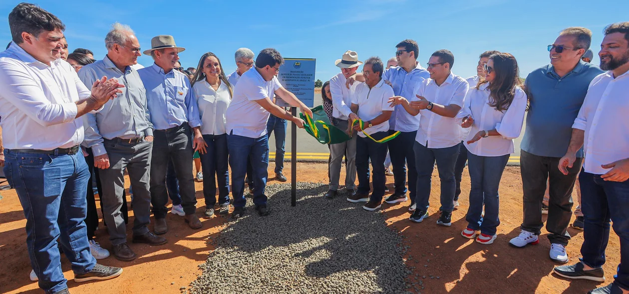 Governador Rafael Fonteles descerrando a placa