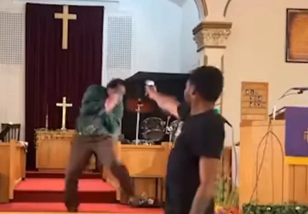 Homem atirando contra pastor em igreja