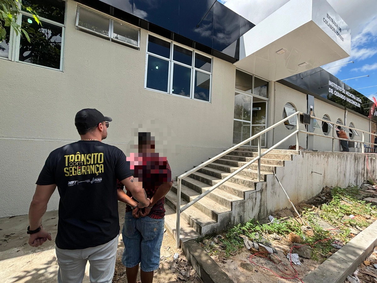 Homem sendo conduzido pelos policiais da Diretoria de Operações de Trânsito da Secretaria de Segurança Pública do Piauí