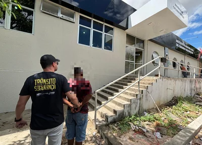 Homem sendo conduzido pelos policiais da Diretoria de Operações de Trânsito da Secretaria de Segurança Pública do Piauí