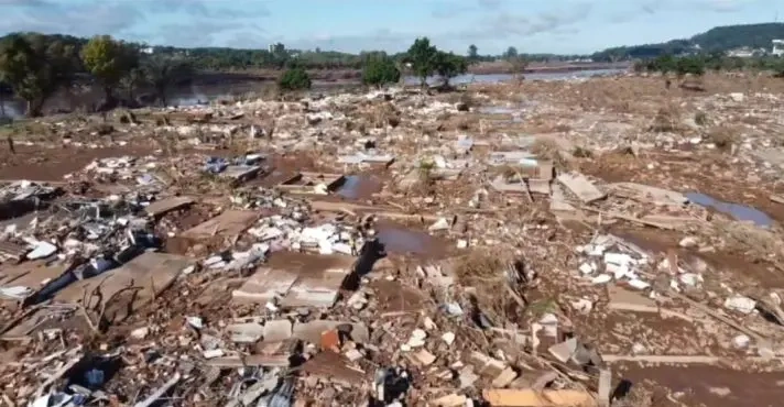 Imagem feita por um drone mostra um bairro inteiro varrido pela água em Cruzeiro do Sul
