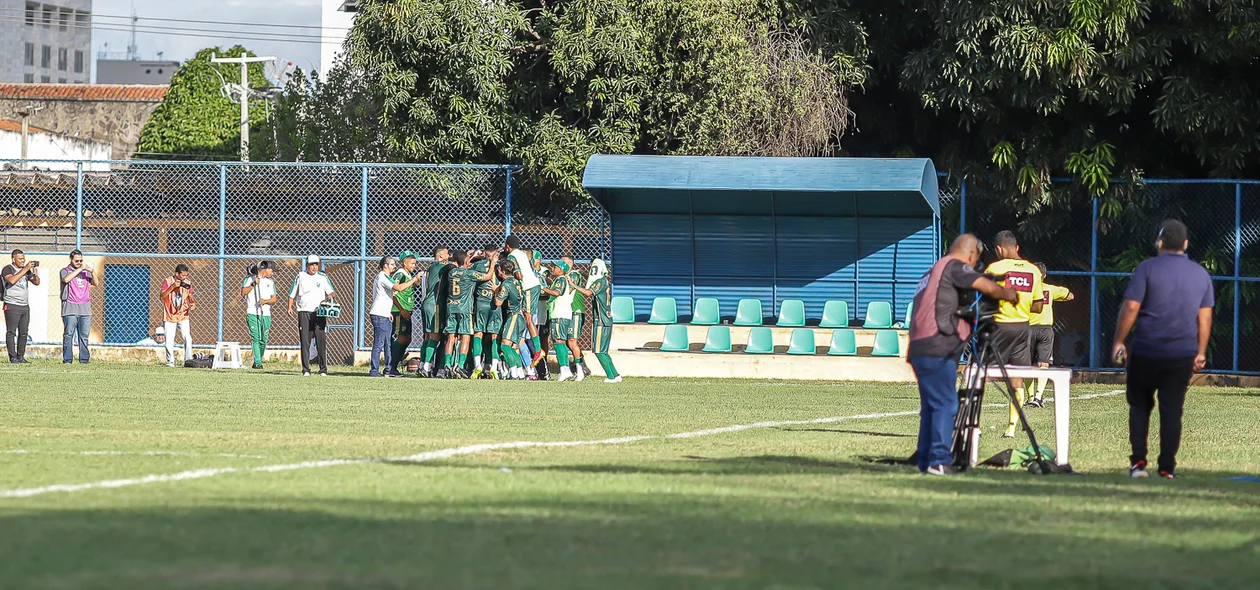 Jogadores comemorando o gol