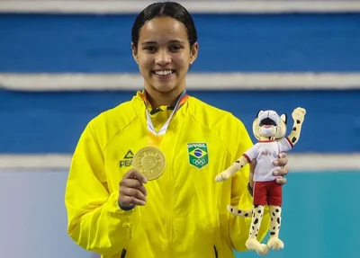 Juliana Vieira foi campeão na simples feminina, na dupla feminina e por equipes