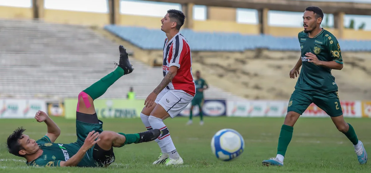 Lance de jogo entre River e Altos