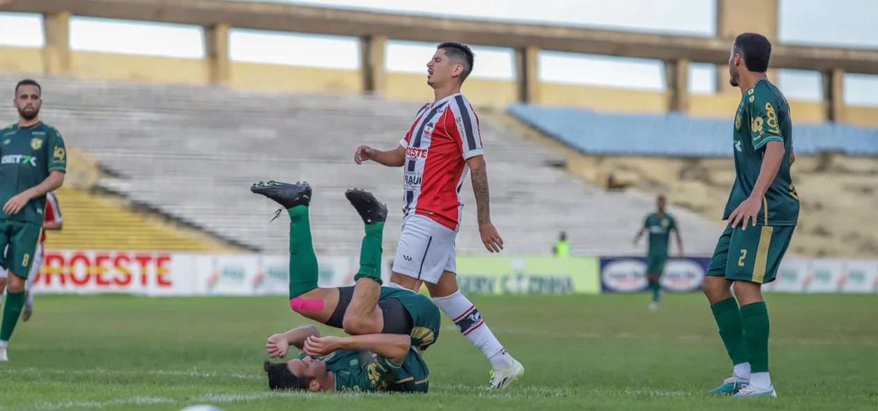Lance em disputa por bola no Albertão