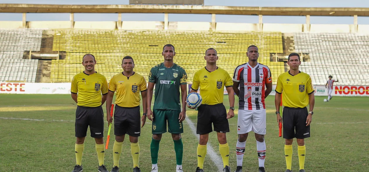 Leandro Amorim (capitão do Altos), Leandro Amaro (capitão do River) e trio de arbitragem