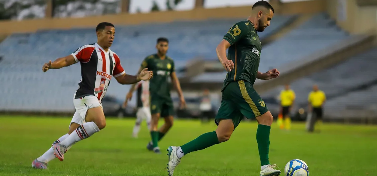 Lucas Gomes construindo jogada para o Altos contra o River