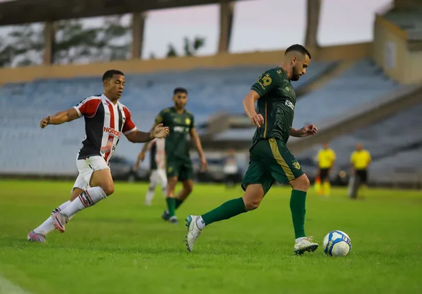 Lucas Gomes construindo jogada para o Altos contra o River