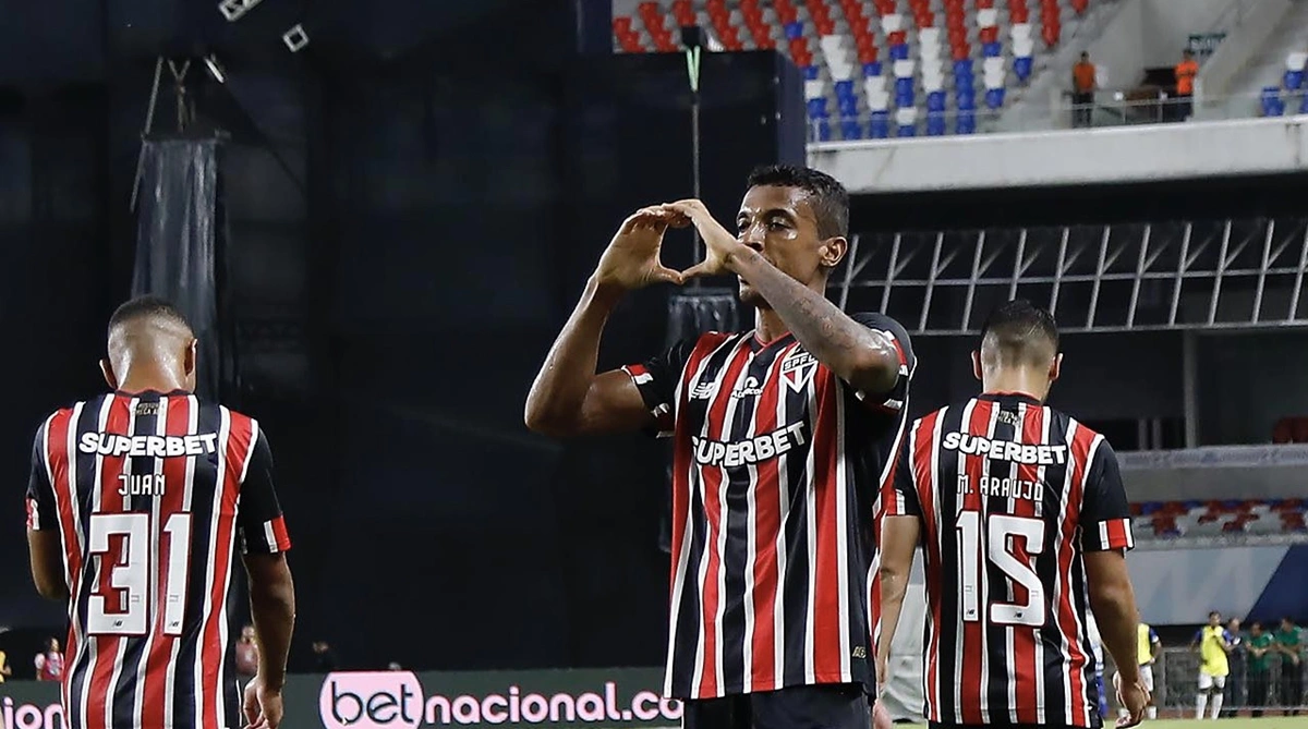 Luiz Gustavo sacramentou a vitória do São Paulo