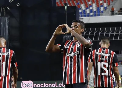 Luiz Gustavo sacramentou a vitória do São Paulo