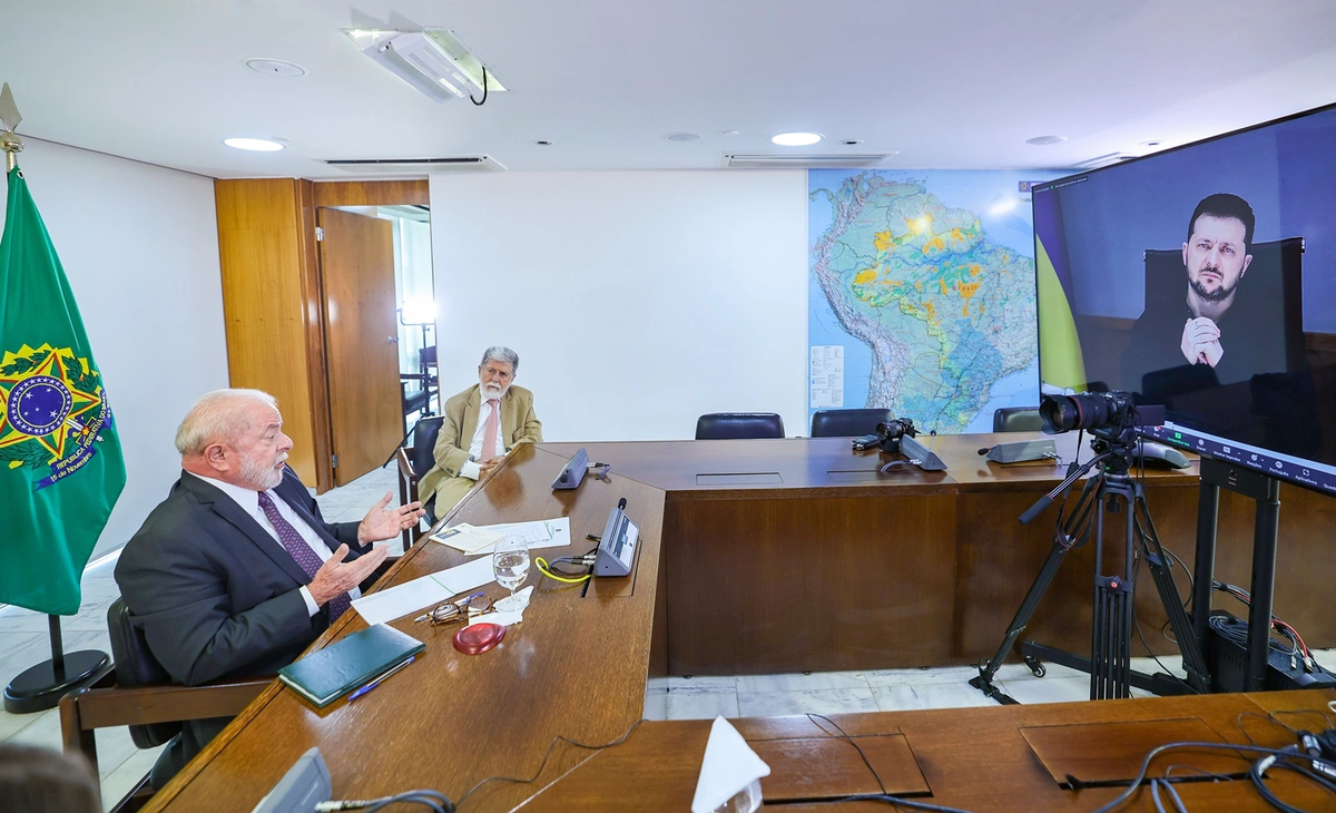 Lula durante videochamada com Volodymyr Zelensky