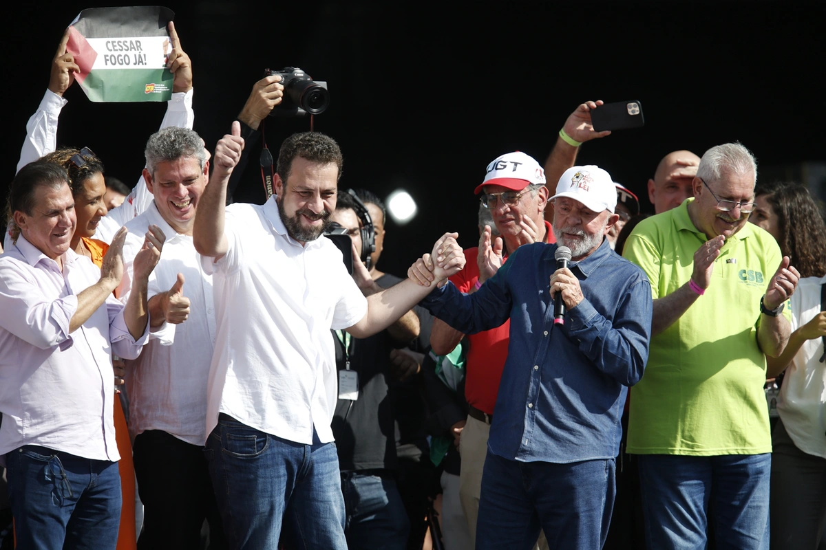 Lula e Guilherme Boulos durante ato em São Paulo