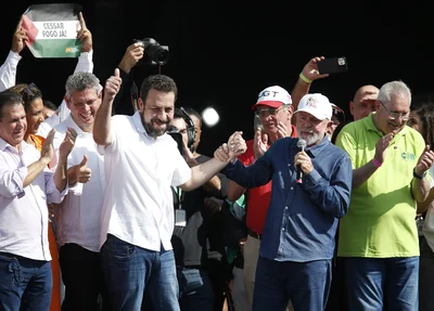 Lula e Guilherme Boulos durante ato em São Paulo