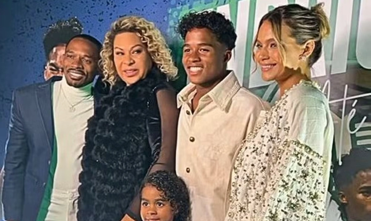 Mãe e namorada de Endrick apareceram juntas em foto