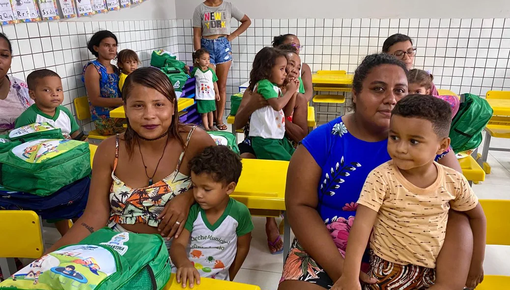 Mães de alunos estiveram nas escolas para receber os kits