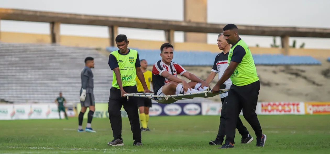 Matheus Sabiá saiu de campo sentindo
