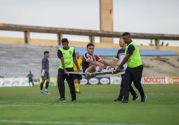 Matheus Sabiá saiu de campo sentindo