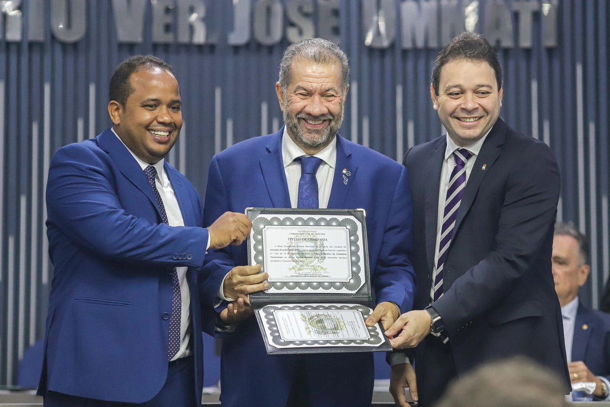 Ministro Carlos Lupi recebendo título de cidadão teresinense