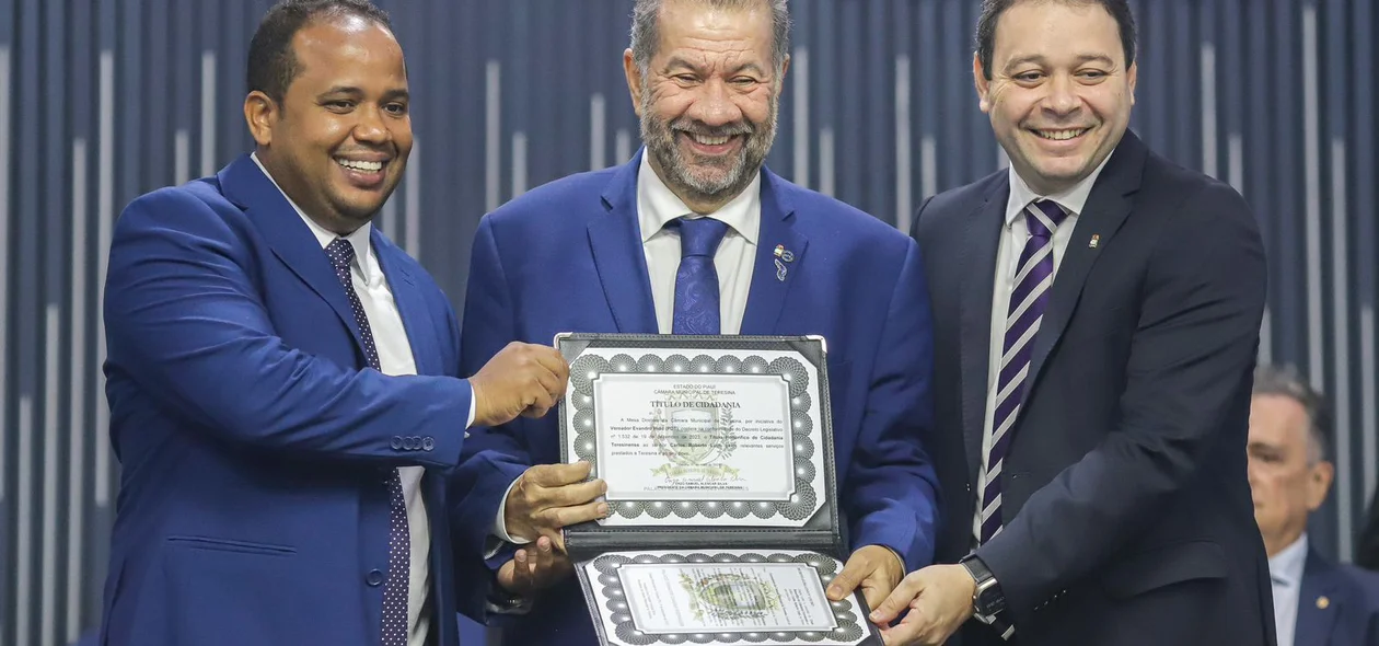 Ministro Carlos Lupi recebendo título de cidadão teresinense