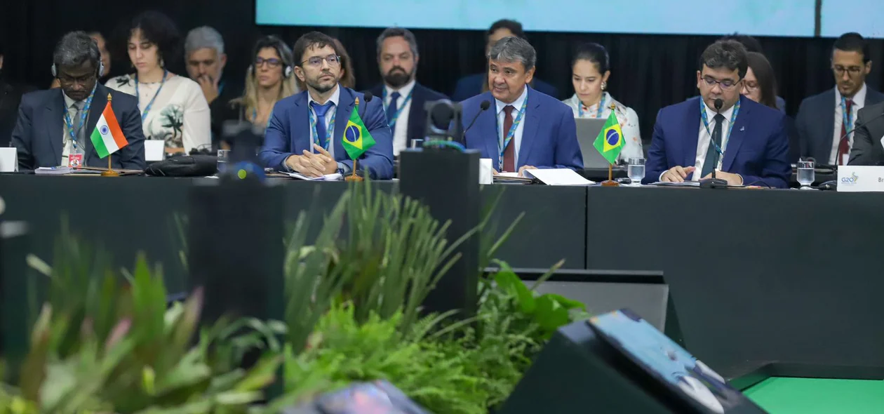 Ministro Wellington Dias e o governador Rafael Fonteles comandam a abertura do evento
