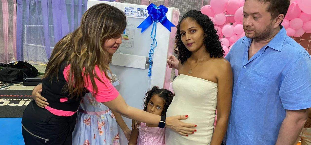 Momento da entrega de uma geladeira para uma das mães presentes