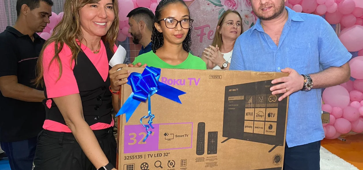 Momento da entrega dos brindes