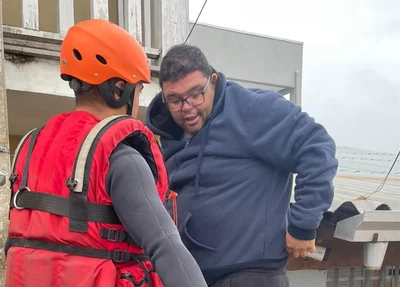 Momento que bombeiro do Piauí faz resgate de morador em área inundada