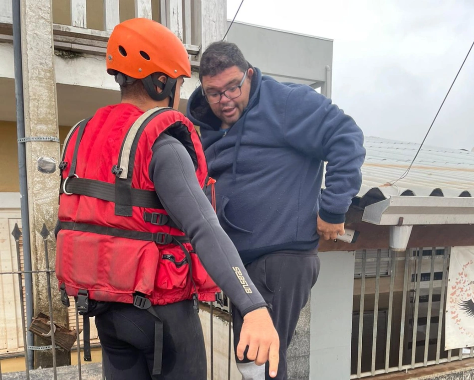 Momento que bombeiro do Piauí faz resgate de morador em área inundada