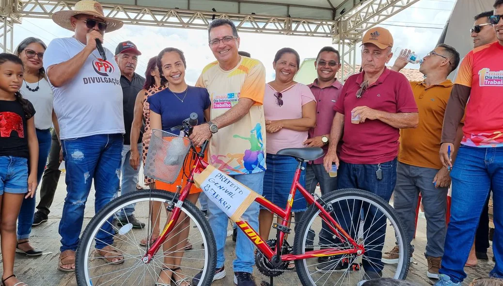 Moradora recebeu uma bicicleta