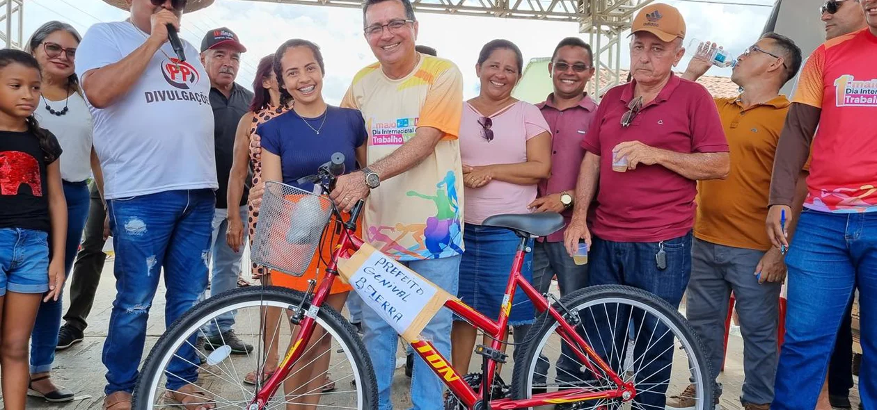 Moradora recebeu uma bicicleta