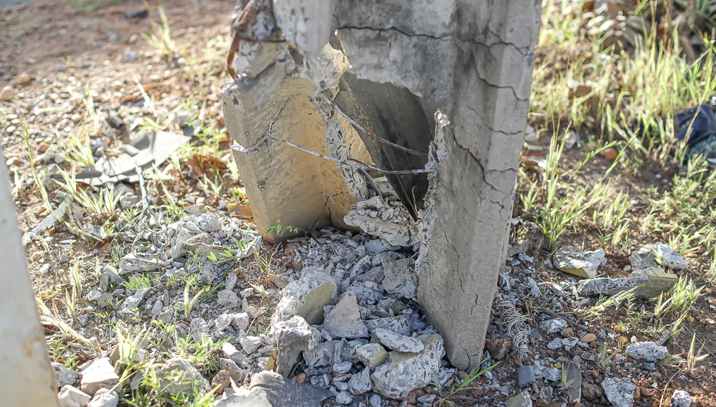 Moradores denunciam que poste está prestes a cair