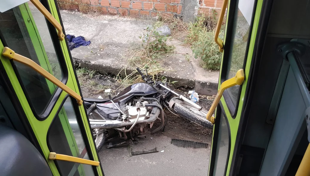 Moto ficou destruída