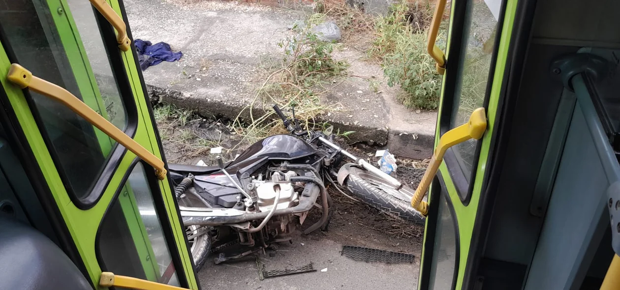 Moto ficou destruída