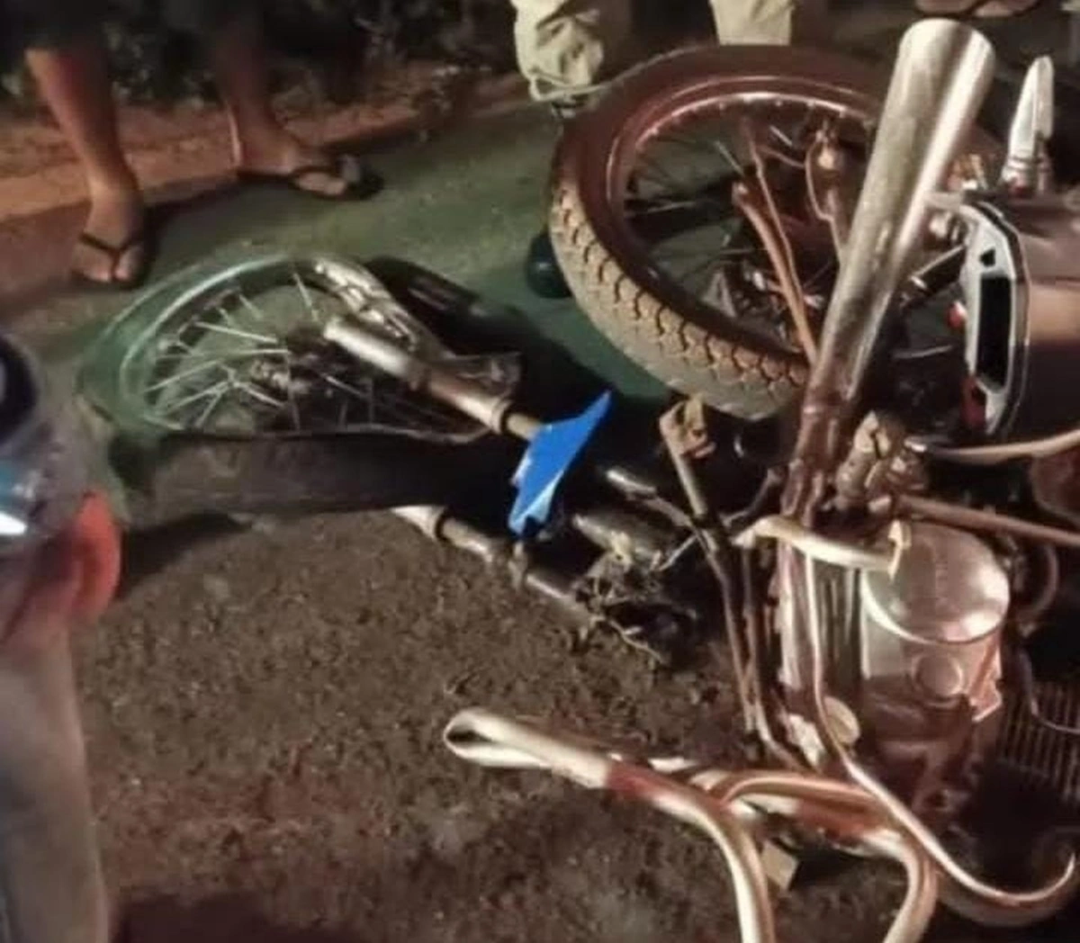 Motocicleta ficou parcialmente destruída após acidente em Pedro II
