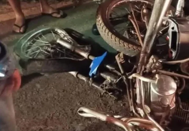 Motocicleta ficou parcialmente destruída após acidente em Pedro II