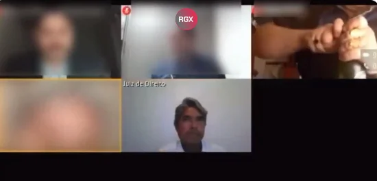 Mulher abre cerveja durante audiência virtual