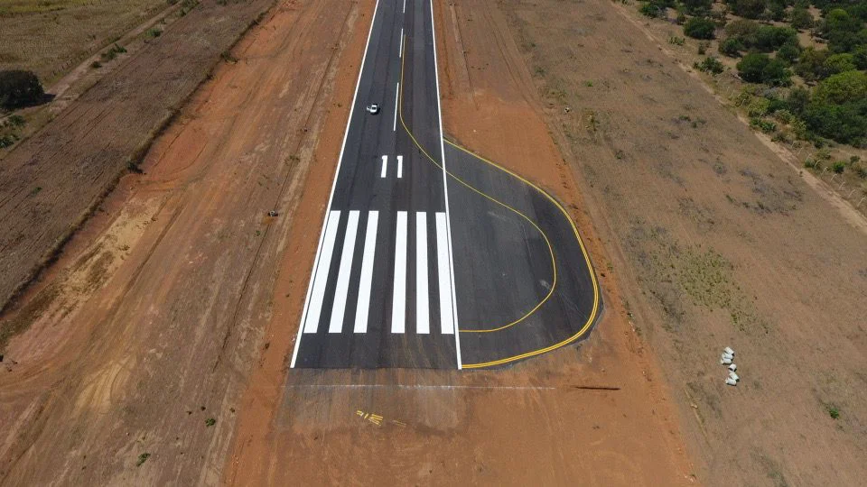 O aeroporto de Uruçuí fica localizado próxima à sede do município
