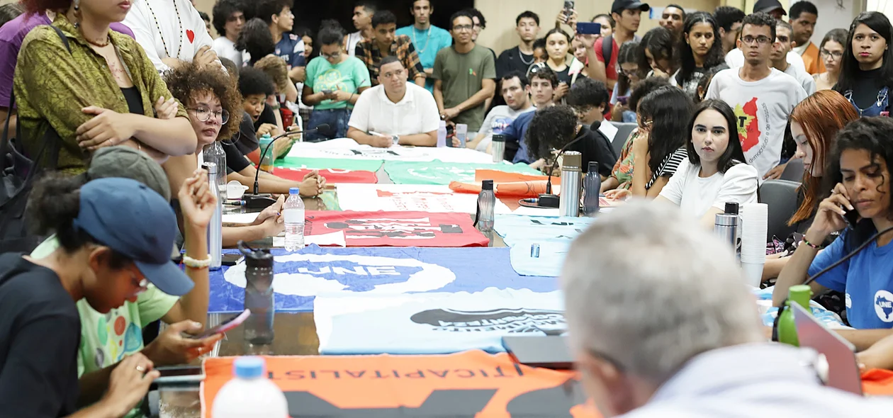 O local reuniu muitos alunos e membros de movimentos